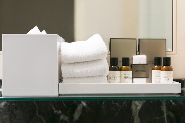 chi tiết 5 bước vệ sinh phòng tắm khách sạn cho housekeeping