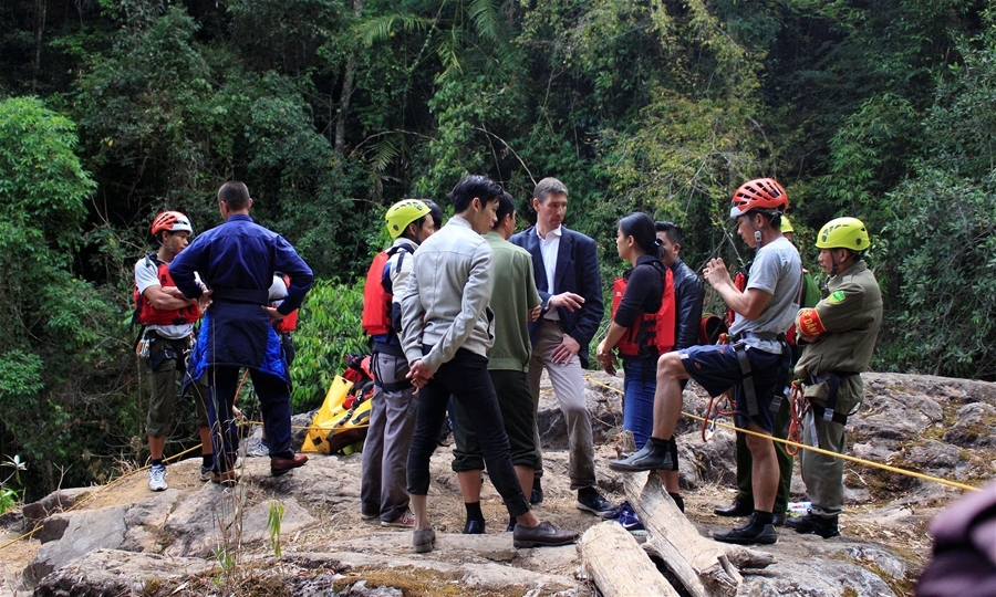 Sau vụ tai nạn ở thác Datanla (Đà lạt) khiến 3 du khách người Anh bị tử vong hôm 26/2 vừa qua, Cảnh sát Anh đang làm việc với Bộ Ngoại giao Anh và các quan chức Việt Nam để làm rõ tình tiết nguyên nhân vụ việc.