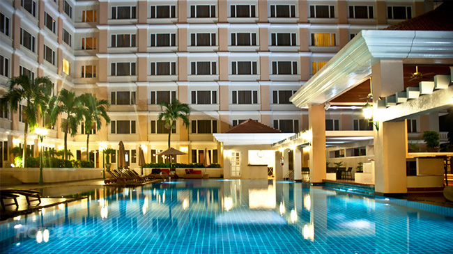Hồ bơi 5 sao khách sạn Equatorial