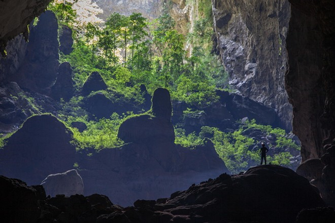 Hang Sơn Đòong lọt top 5 hang động kì vĩ nhất thế giới Tờ báo du lịch nổi tiếng Huffington Post vừa đăng tải những hang động kì vĩ nhất thế giới khiến du khách phải choáng ngợp, trong đó có sự góp mặt của một “đại diện” đến từ  Việt Nam - hang Sơn Đòong. Tọa lạc tại huyện Bố Trạch, tỉnh Quảng Bình, Việt Nam. Hang Sơn Đòong đã mất tới 13 năm để tìm ra và công nhận là hang động tự nhiên lớn nhất thế giới. Với chiều rộng 150 m, cao hơn 200 m, dài xấp xỉ 9 km và có một dòng sông chảy trong lòng hang, hang Sơn Đoòng đủ lớn để chứa một khu phố ở New York với những tòa nhà 40 tầng. Kì quan này đã được tạp chí uy tín Huffington Post mô tả: “Một số đoạn của Sơn Đoòng đủ rộng để chứa cả một chiếc máy bay Boing 747”. Với cách khai thác hạn chế số lượng người tham gia, số lượng người chinh phục thành công Hang Sơn Đòng hiện tại thậm chí còn ít hơn rất nhiều so với số lượng người đã từng đứng trên đỉnh Everest. Chính vì vậy, đây tuyệt đối không phải là nơi dành cho những người thiếu thể lực và không có ý chí chinh phục thử thách. Thậm chí, trong hang còn có cả một khu rừng nguyên sinh và luôn được sương mù phủ kín, do đó ở đây có điều kiện thời tiết khí hậu riêng, tách biệt hẳn so với khí hậu bên ngoài. Bạn có thể tìm thấy những hành lang hoá thạch xuất hiện ở đây, minh chứng cho sự sống tồn tại trong hang động cách đây hàng triệu năm. Ngoài hang Sơn Đòong, trong danh sách này còn có những cái tên vô cùng nổi tiếng khác như Hang Batu (Kuala Lumpur, Malaysia), Hang băng Blue (Skaftafell, Iceland), Hang Benagil (Algarve, Bồ Đào Nha) và Hang đom đóm Waitomo (Waitomo, New Zealand).