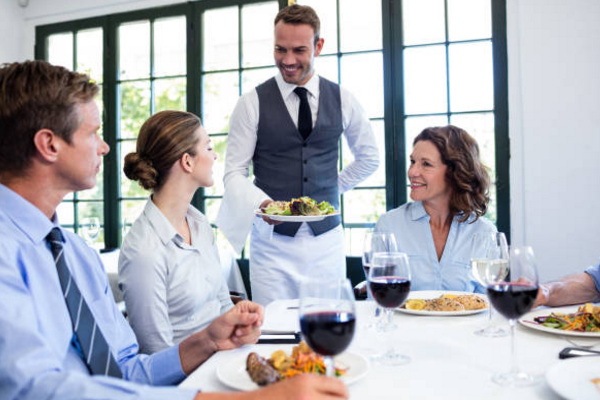 Làm sao để trở thành nhân viên phục vụ nhà hàng chuyên nghiệp?