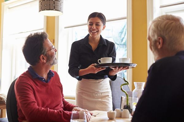 làm thế nào để waiter/ waitress phục vụ tốt những khách hàng khó tính