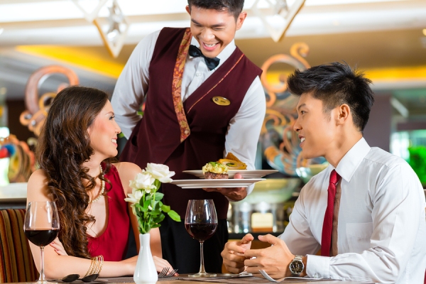 làm thế nào để waiter/ waitress phục vụ tốt những khách hàng khó tính