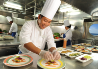 Các nhà hàng cần làm gì để đảm bảo thực khách luôn được phục vụ những thực phẩm an toàn ?