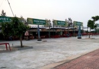 Nhà hàng hải sản dọc bờ biển Quảng Bình không một bóng khách.