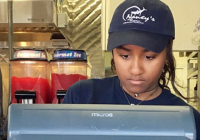 Con gái Tổng thống Mỹ Obama làm nhân viên phục vụ nhà hàng