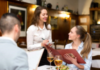 Nghề phục vụ nhà hàng – nghề mà các bạn trẻ nên trải nghiệm