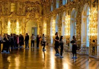 Du khách Trung Quốc cho con tè bậy ở cung điện nổi tiếng nước Nga