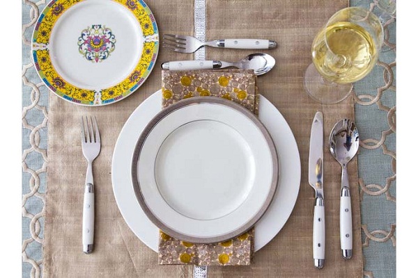 Cách setup bàn ăn kiểu Âu nhân viên phục vụ nhà hàng cần biết