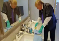 Donald Trump dọn phòng vệ sinh tại khách sạn của mình