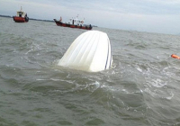 12 du khách may mắn thoát nạn khi canô bị lật giữa biển đêm