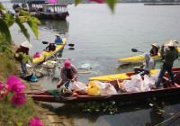 Khách du lịch nước ngoài mua tour để “được” vớt rác ở Hội An