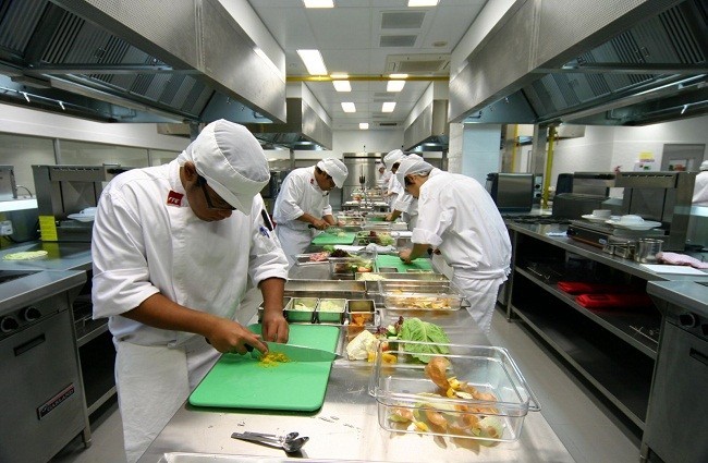 Nội thất nhà hàng đẹp - Không gian bếp ăn được thiết kế khoa học sạch sẽ