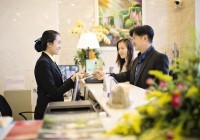 Quy trình trao chìa khóa lúc khách check-in lễ tân khách sạn cần biết