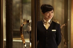 Doorman Là Gì? Mô tả công việc và mức lương Doorman trong khách sạn