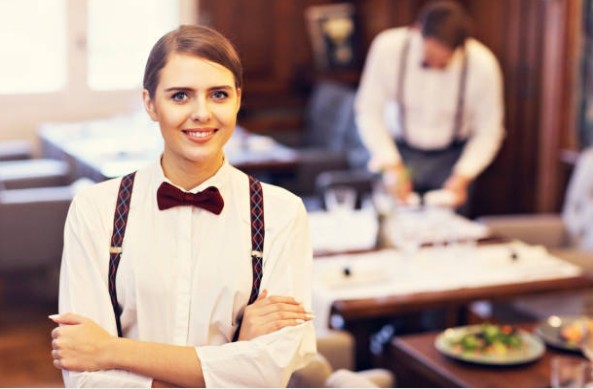Các dịch vụ ẩm thực và đồ uống được cung cấp bởi F&B trong khách sạn có những đặc điểm gì?
