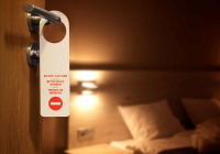 Làm thế nào để Housekeeping xử lý tình huống phòng khách sạn treo biển không làm phiền?