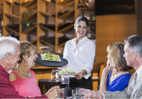 Làm thế nào để trở thành nhân viên phục vụ nhà hàng chuyên nghiệp?