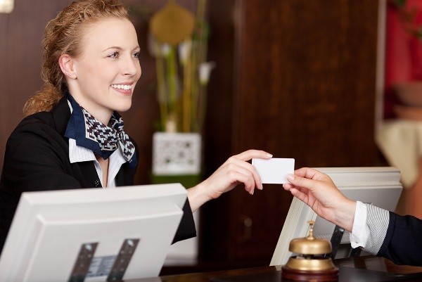 Lễ Tân Tiếng Anh Là Gì? Vì Sao Nghề Lễ Tân Khách Sạn Lương Cao?