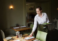 Làm thế nào để chia ca làm việc cho nhân viên phục vụ nhà hàng?