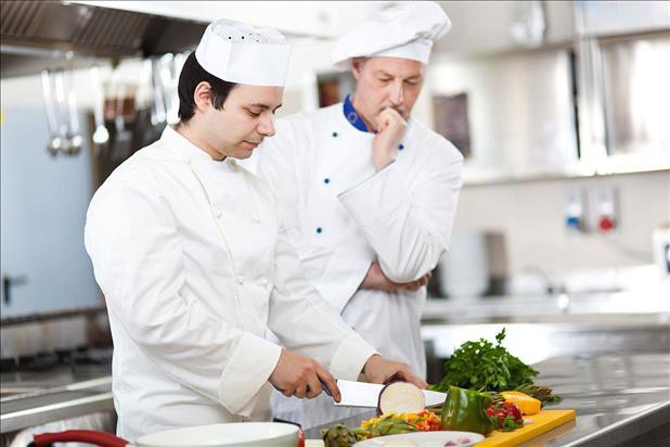 Phụ bếp tiếng Anh là gì? Tổng hợp một số câu tiếng Anh giao tiếp cơ bản cho phụ bếp