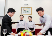 Quản lý nhà hàng nên đào tạo gì cho nhân viên phục vụ mới?