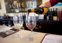 Cách rót rượu vang chuyên nghiệp nhân viên phục vụ nhà hàng cần biết