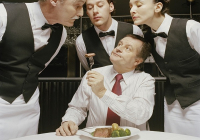4 tình huống phục vụ bàn trong nhà hàng thường gặp nhất và hướng xử lý cho bạn