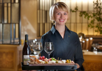 Note ngay 5 yêu cầu thiết yếu để sở hữu một nhân viên phục vụ nhà hàng chuyên nghiệp