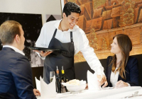 8 nguyên tắc phục vụ chuyên nghiệp nhân viên nhà hàng cần nhớ