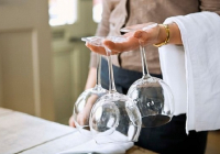 9 mẹo hay rửa ly thủy tinh sạch bóng cho nhân viên khách sạn - nhà hàng