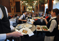 5 thói quen xấu của nhân viên phục vụ nhà hàng