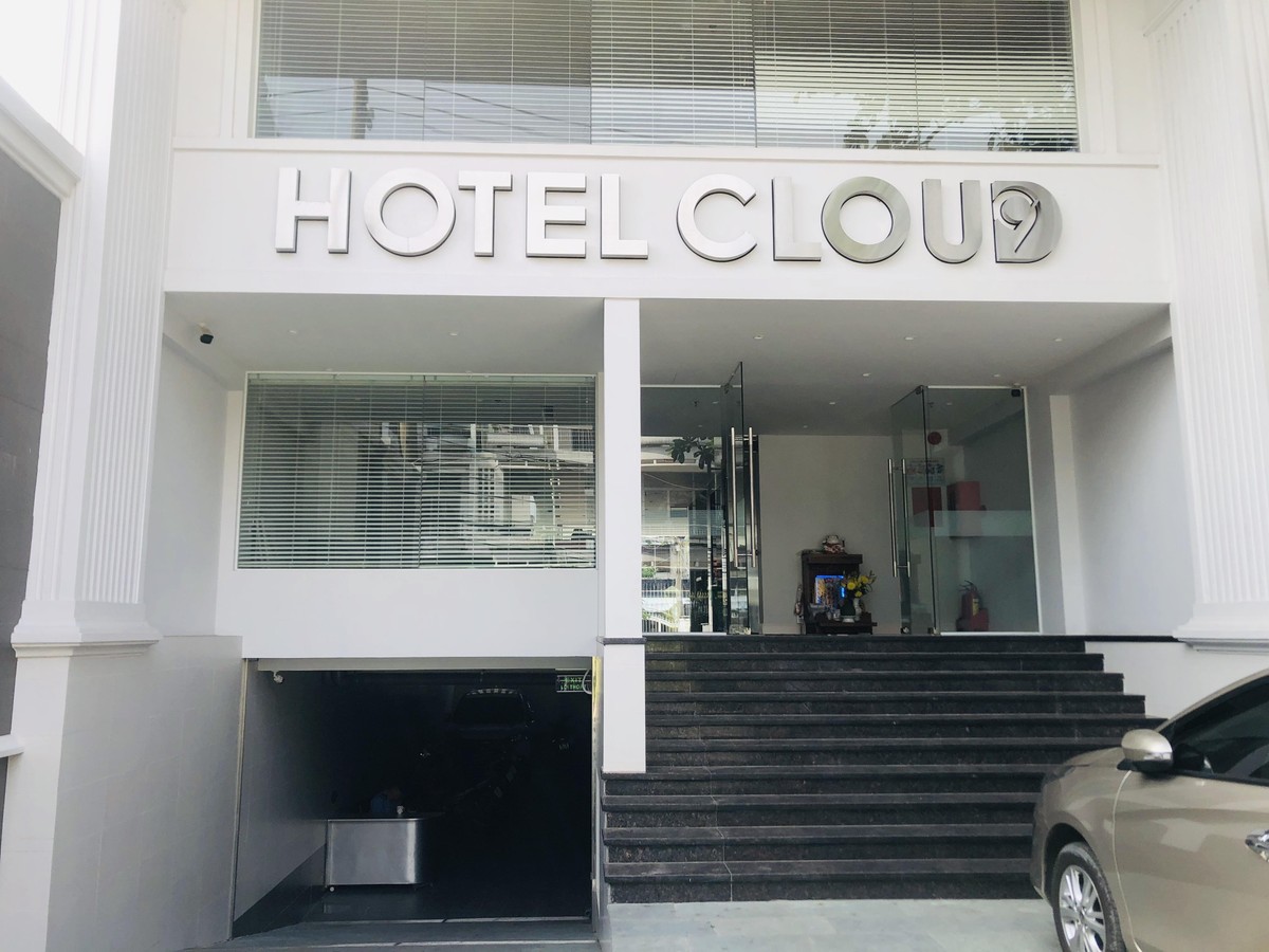 Khách sạn Cloud 9