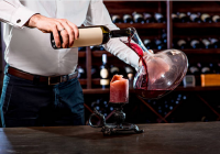 Tại sao một số loại rượu vang khi rót phải soi trên ngọn nến?
