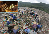 Người Đà Nẵng bỏ việc bới tung bãi rác tìm bằng được 29 hộ chiếu thất lạc cho Hướng dẫn viên
