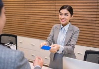 Tìm hiểu tiêu chuẩn dịch vụ lễ tân khi thực hiện quy trình check-in cho khách