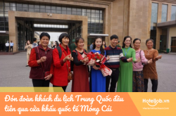 Đón đoàn khách du lịch Trung Quốc đầu tiên qua cửa khẩu quốc tế Móng Cái