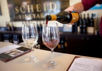 Cách phục vụ rượu vang đỏ trong Nhà hàng - Khách sạn