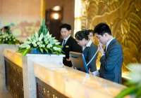 Bộ phận lễ tân liên hệ gì với các cơ quan, tổ chức bên ngoài khách sạn?
